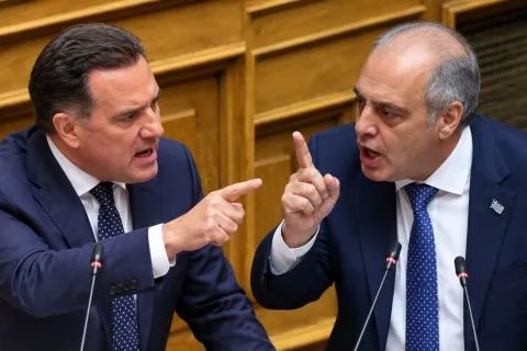 Άδωνις Γεωργιάδης και Κυριάκος Βελόπουλος στη Βουλή