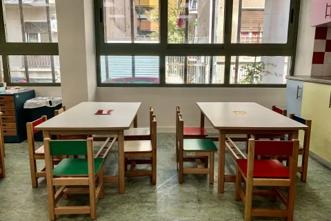 Τάξη με άδεια θρανία μέσα σε σχολείο