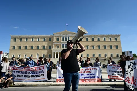 Εκπαιδευτικοί σε απεργία στο Σύνταγμα