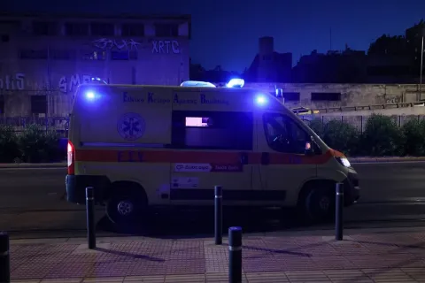 ΕΚΑΒ πάει να παραλάβει νεκρή γυναίκα στη Θεσσαλονίκη