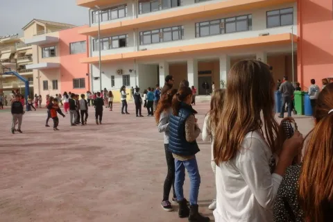 Διάλειμμα σε σχολείο με μαθητές