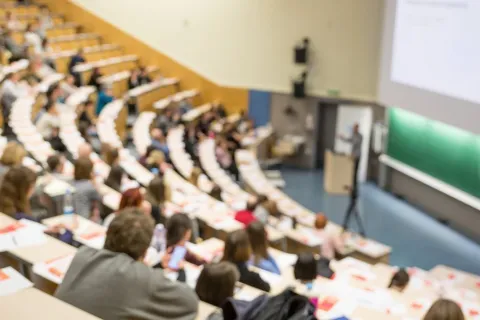 Φοιτητές σε αμφιθέατρο και έδρανα σε Πανεπιστήμιο