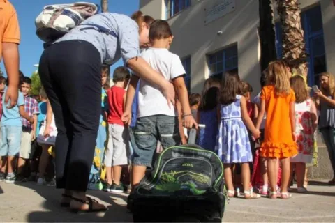 Μητέρα και παιδί στο σχολείο