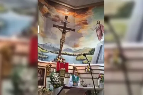 Σταυρός έπεσε και καταπλάκωσε ιερέα στον Ισημερινό 