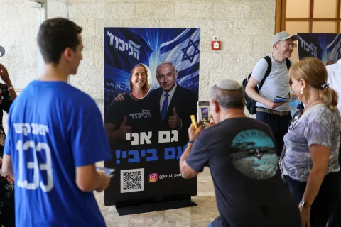 Ισραηλινοί βγάζουν φωτογραφίες σε σταντ με προεκλογική καμπάνια για τον Νετανιάχου