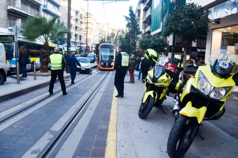 Νεκρή γυναίκα από παράσυρση Τραμ στον Πειραιά