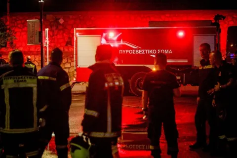 Πυροσβεστική με αναμμένες σειρήνες σε κάτασβεση φωτιάς στις Σέρρες