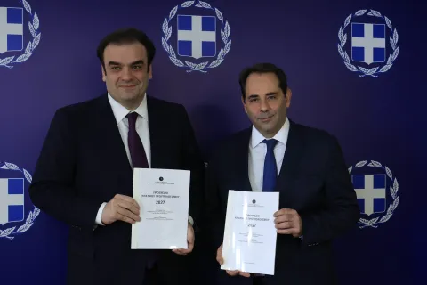 ο υπουργός Εθνικής Οικονομίας και Οικονομικών Κυριάκος Πιερρακάκης και ο υφυπουργός Θάνος Πετραλιάς