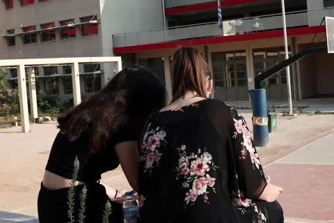 Ψυχολόγος μέλος ΕΕΠ σε σχολείο δίπλα σε μαθήτρια