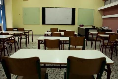 Αίθουσα με θρανία και καρέκλες
