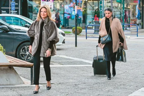 Η Μαρία Καρυστιανού με τη στενή συνεργάτιδά της Μαρία Γρατσία στα δικαστήρια της Λάρισας