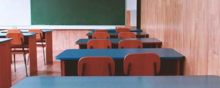 σχολική τάξη, σχολείο, θρανία, καρέκλες, πίνακας, μαυροπίνακας