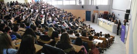 Αμφιθέατρο σε Πανεπιστήμιο με φοιτητές και καθηγητές