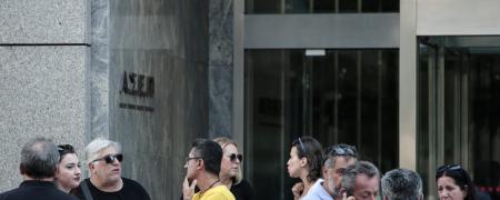 Κόσμος έξω από το κτήριο του ΑΣΕΠ