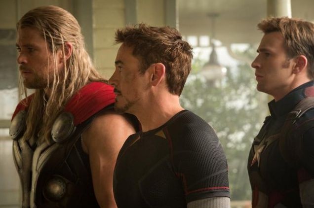 Robert Downey Jr., Jeremy Renner and Chris Hemsworth in Εκδικητές Η εποχή του Ultron (2015)