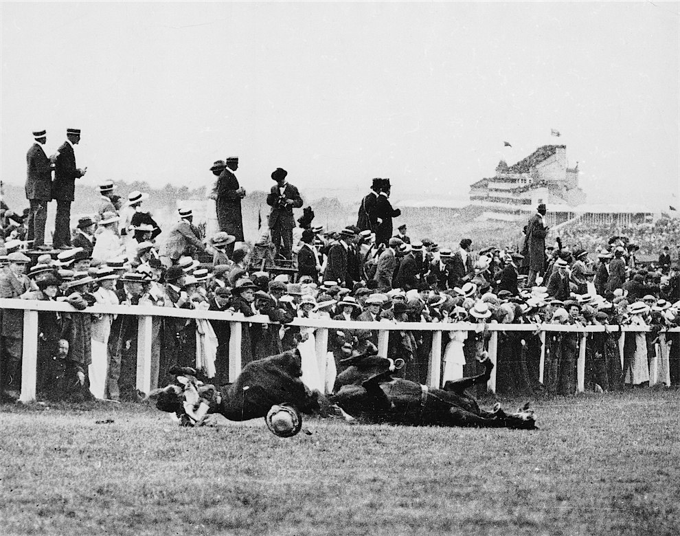 Η Emily Davison σκοτώνεται ενώ προσπαθεί να σταματήσει το βασιλικό άλογο για να τραβήξει το ενδιαφέρον του κόσμου για τον αγώνα των Σουφραζετών.